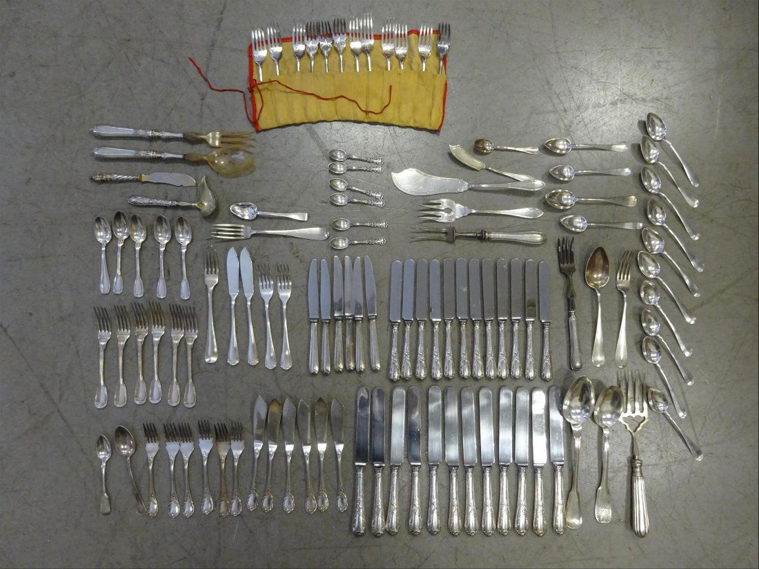 Argenterie: ARGENT - Lot dpareill comprenant: > d'un mme ensemble (poinon 800), 1 couvert gteaux, 1 couteau poisson, 1 fourchette gigot > 6 petites cuillers moka (poinon 800) > 5 petites cuillers dpar