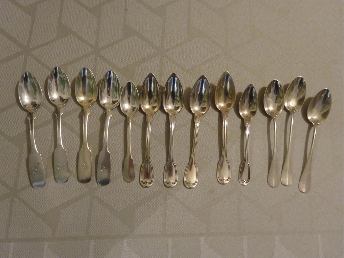 Argenterie: ARGENT - Lot de 13 petites cuillers dessert dpareilles. Poids brut total approximatif: 298g
