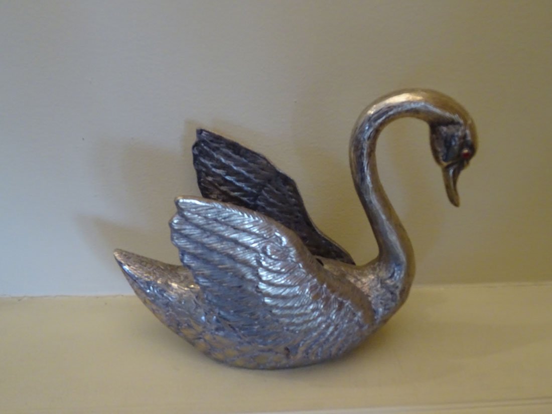 Argenterie: Sujet aviforme en METAL ARGENTE figurant un cygne.