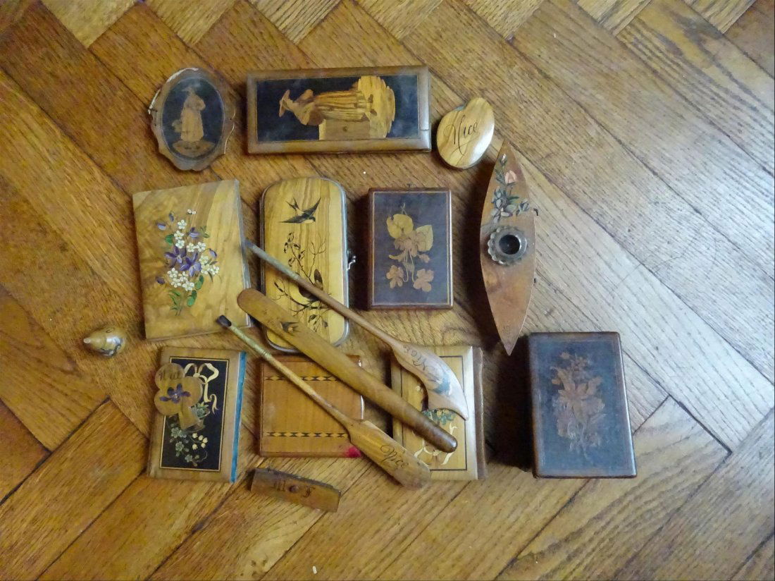 Rgionalisme: MARQUETERIE NICOISE. Lot comprenant : > un porte-photographies ; > deux porte-monnaie ; > un porte-cigarettes ; > un ncessaire couture ; > deux porte-montres ; > un porte-mine ; > encrier.