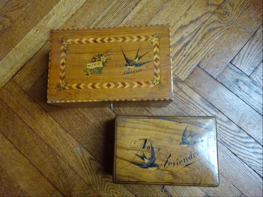 Rgionalisme: MARQUETERIE NICOISE - Lot de deux botes rectangulaires dcor marquet d'oiseaux et de bouquets fleuris. Travail niois de la premire moiti du XXe sicle.