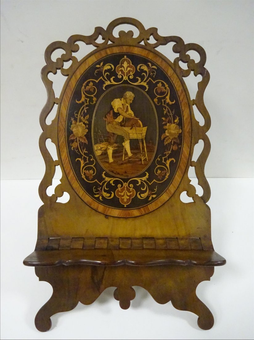 Rgionalisme: MARQUETERIE NICOISE - Lutrin en bois d'olivier, marqueterie nioise, dcor de rmouleur. H: 42 cm - l: 23,5 cm