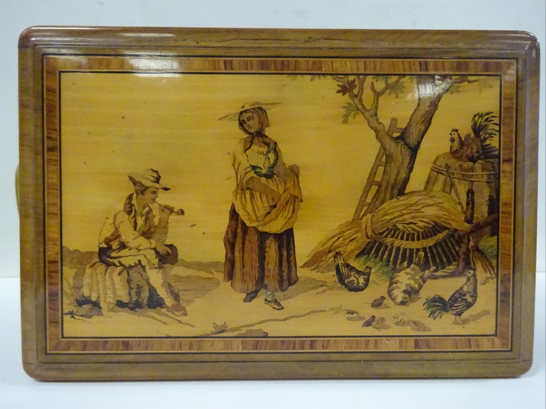 Rgionalisme: MARQUETERIE NICOISE - Coffret de section rectangulaire en bois d'olivier dcor d'un couple niois dans une basse-cour, ouvre par un couvercle dvoilant deux tages de casiers garnis de satin vert mordo