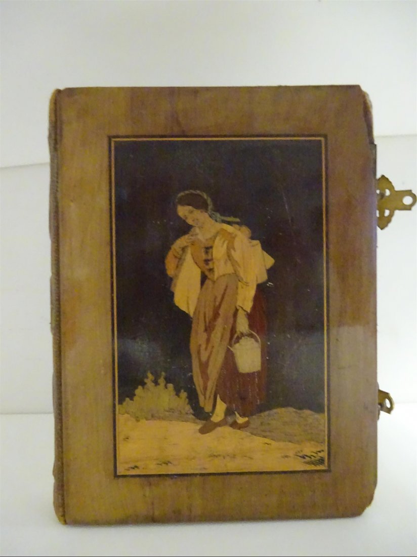 Rgionalisme: MARQUETERIE NICOISE - Petit album de photographies en bois d'olivier dcor d'une mentonnaise l'avers, le revers marqu "Menton", le tout dans des encadrements de filets. Circa 1900 (petits manques