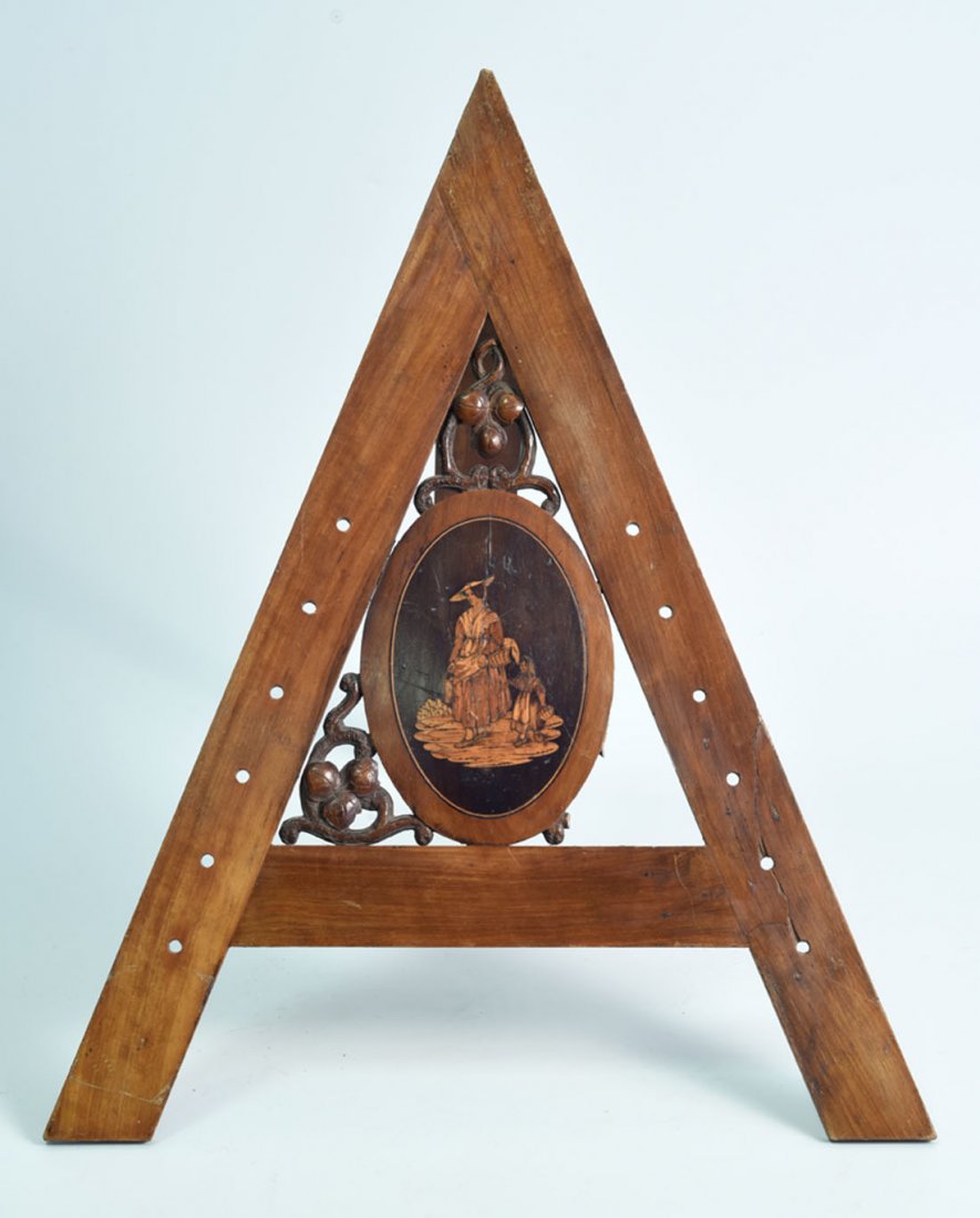 Rgionalisme: MARQUETERIE NICOISE - Lutrin de forme triangulaire en bois d'olivier reprsentant une femme et son enfant (accidents restaurations et manques) 37 x 33 x 33 cm