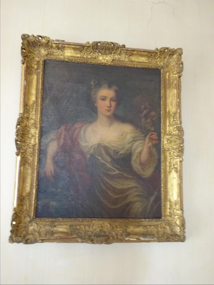 Tableaux anciens: ECOLE FRANCAISE (XVIIIe sicle) Attribue Marianne LOIR Portrait de dame de qualit en Flore Huile sur toile 91 x 73 cm Beau cadre en bois et stuc dor du XVIIIe sicle (lgers accidents et restaurations