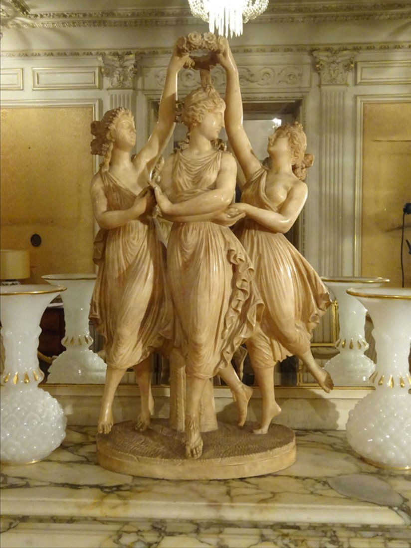 Sculpture: Grand GROUPE SCULPTE en albtre figurant les trois grces. Vers 1900 (accidents, restaurations). H : 70 cm l: 40 cm