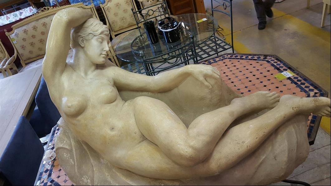 Sculpture: F. ou P. PARISI (?) Nu allong, bras droit sur la tte Pltre Signature en creux 130 x 66 x 74 cm