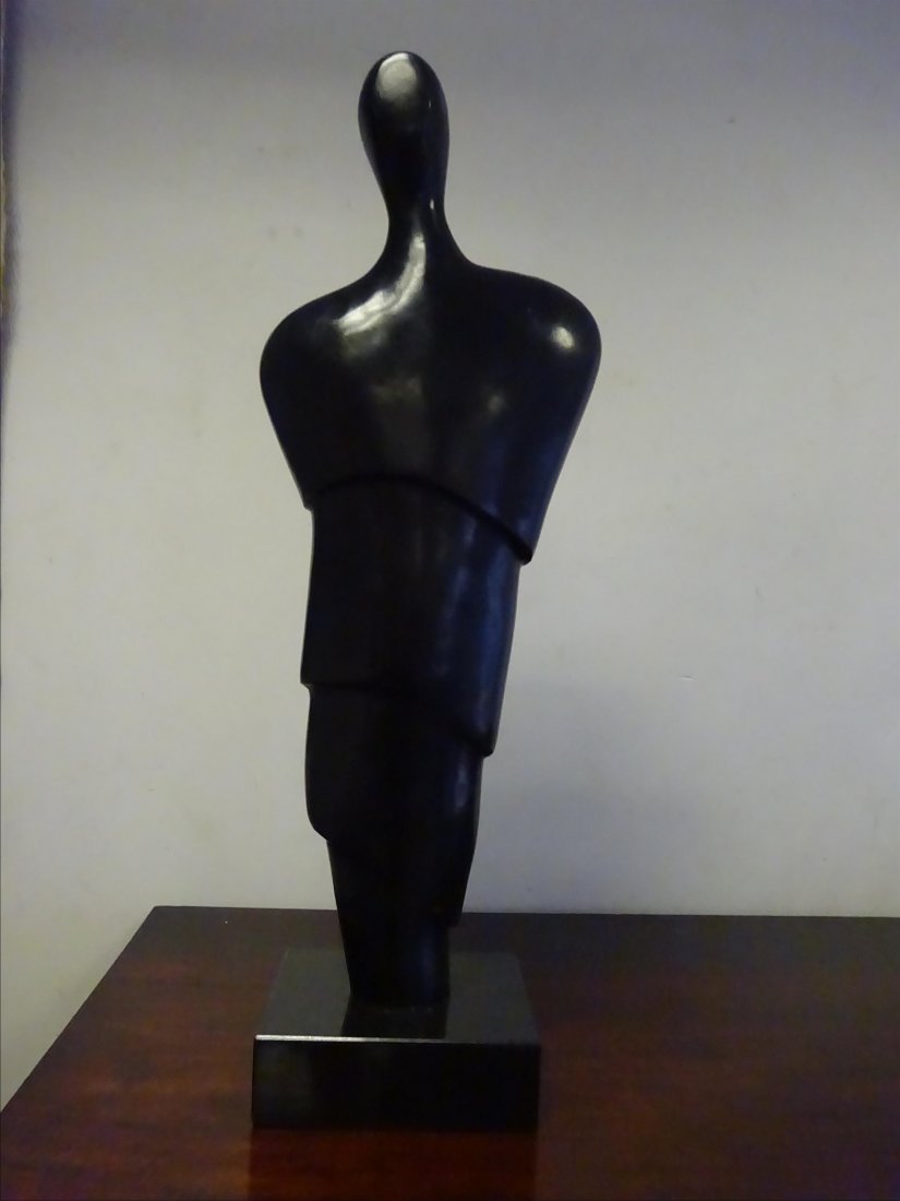 Sculpture: Xavier ALVAREZ (1949-) "Le mannequin" Bronze patine noire Fix un socle de marbre Signe et justifie: 5/8 H: 70 cm (hors socle) Note: l'adjudicataire se verre remettre un certificat d'authenticit