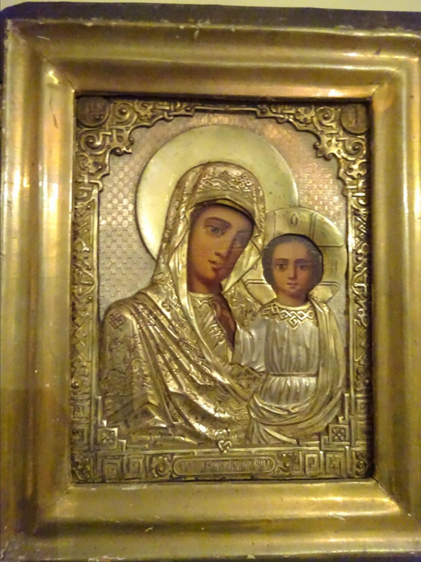 Art Russe: RUSSIE (fin du XIXe sicle) Vierge de Kazan Recouverte d'un oklad en argent repouss cisel et grav, dans un cadre en bois dor.