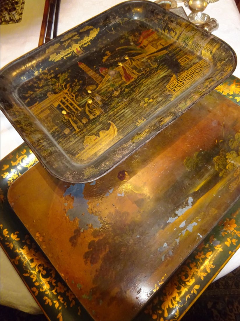 Objets d'Art: Suite de deux PLATEAUX rectangulaires angles arrondis en taule dcor peint polychrome et or. Le premier dcor de jeune homme prs d'un lac ; le second de lettrs dans un paysage de pagodes. Got c