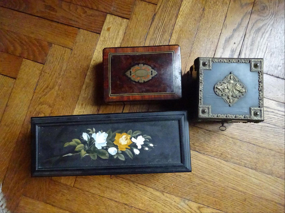 Objets d'Art: Lot de trois BOITES d'poque Napolon III comprenant : > un coffret rectangulaire dcor sur fond noir ; > une bote carre dcor de losanges et grappes de raisin en laiton ; > un coffret dcor marqu