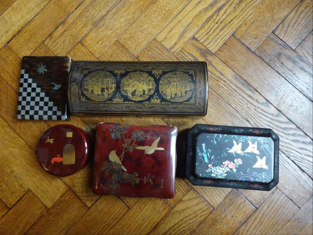 Rgionalisme: Lot de cinq BOITES dans le got asiatique.