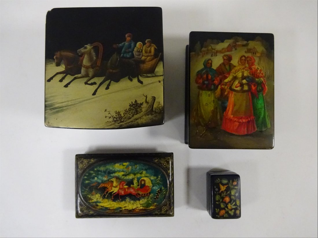 Objets de vitrine - Verrerie: Lot de quatre BOITES A THE RUSSES (korobka) laques noir dcor dor, l'une orne d'une troka au galop.
