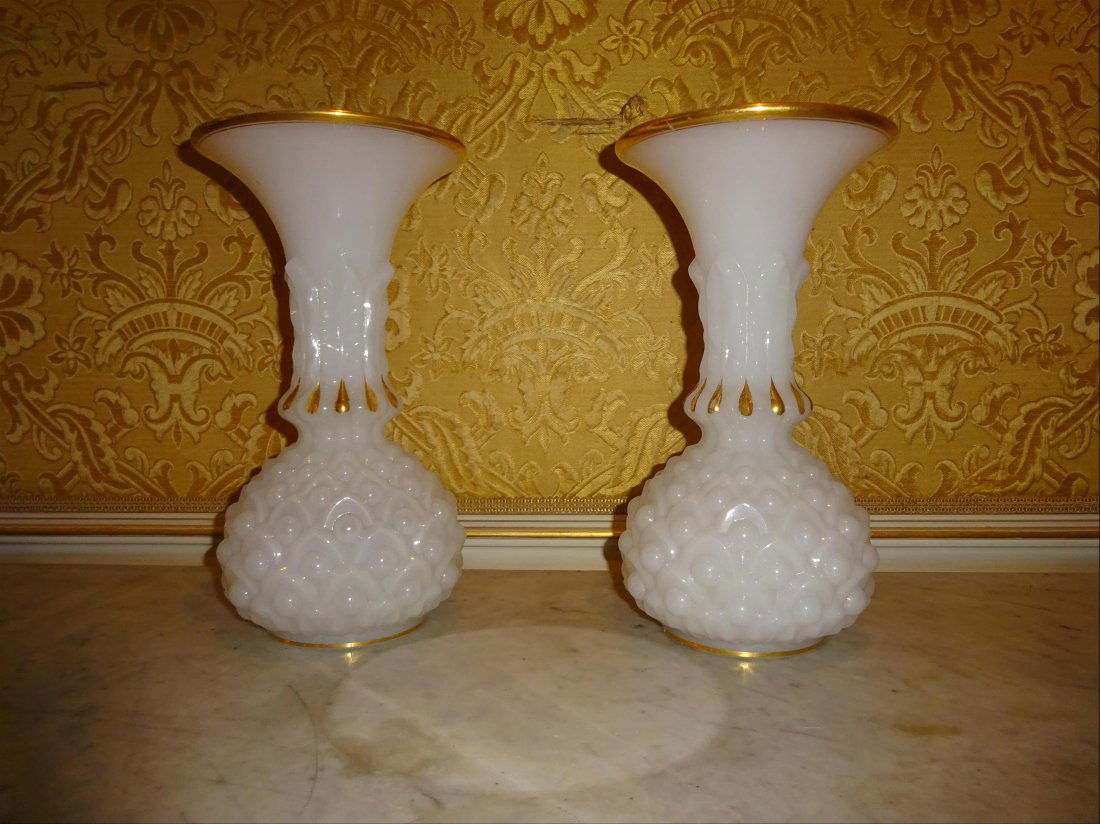 Objets de vitrine - Verrerie: Paire de vases en OPALINE blanc, fts ovodes, dcor en relief de cabochon ; rehauts de filets d'or. H : 30 cm