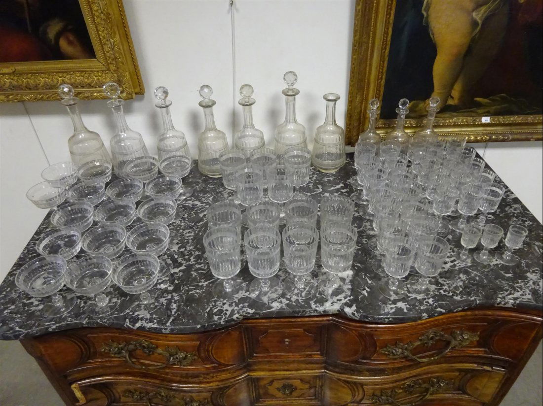 Objets de vitrine - Verrerie: CRISTAL - Partie de service en cristal, elle comprend:- 17 coupes à champagne (dont 8 égrénées)- 3 verres à liqueur- 13 verres àn eau (dont 5 égrénés)- 14 verres à vin rouge (dont 3 égrén�