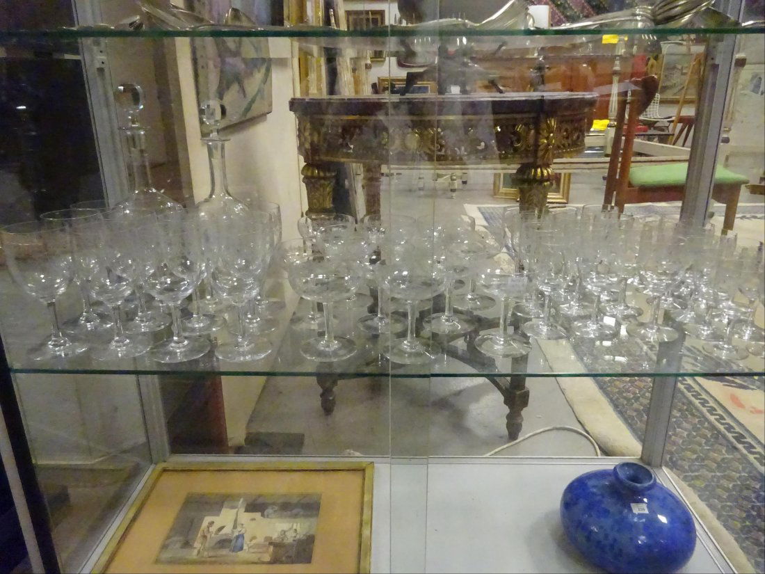 Objets de vitrine - Verrerie: BACCARAT Service de verres du modle " Svign" en cristal dcor grav d'une guirlandes de feuilles et motifs rocaille. Il se compose de : - 12 verres porto; - 12 verres vin (dont deux signs et un
