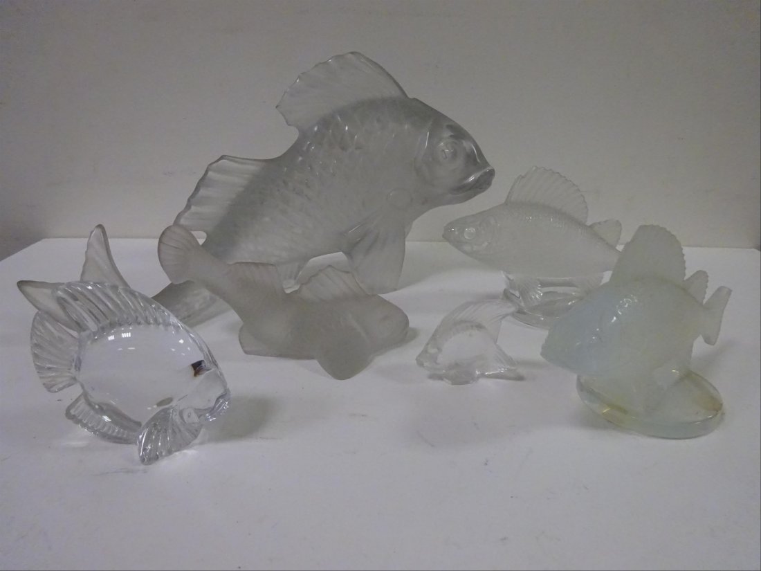 Objets de vitrine - Verrerie: DAUM Poisson en verre press moul. Sign au dessous. On y joint : > du mme fabricant, un petit poisson de mme > LALIQUE France, deux poissons en verre press moul, un troisime opalescent > BACCARAT, peti