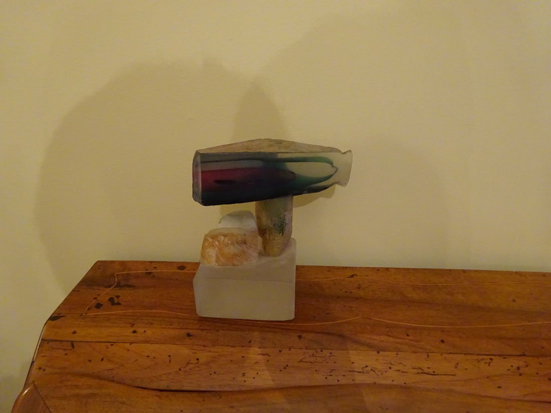 Objets de vitrine - Verrerie: Jean-Claude NOVARO (1943-2015) Composition / sculpture colore en verre souffl l'imitation d'anfractuosits rocheuses. Signe et date 12/12/89 au dessous.