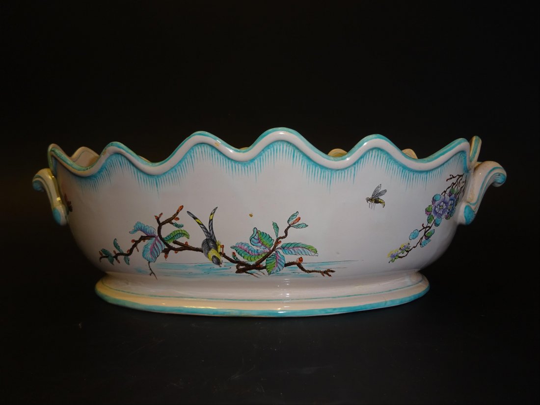 Objets d'Art: Emile GALL pour la Manufacture de SAINT-CLEMENT Rafrachissoir lvre festonne et anses appliques formant agrafes. Epreuve en cramique maille polychrome, dcore sur son pourtour et en son sein d'un dco