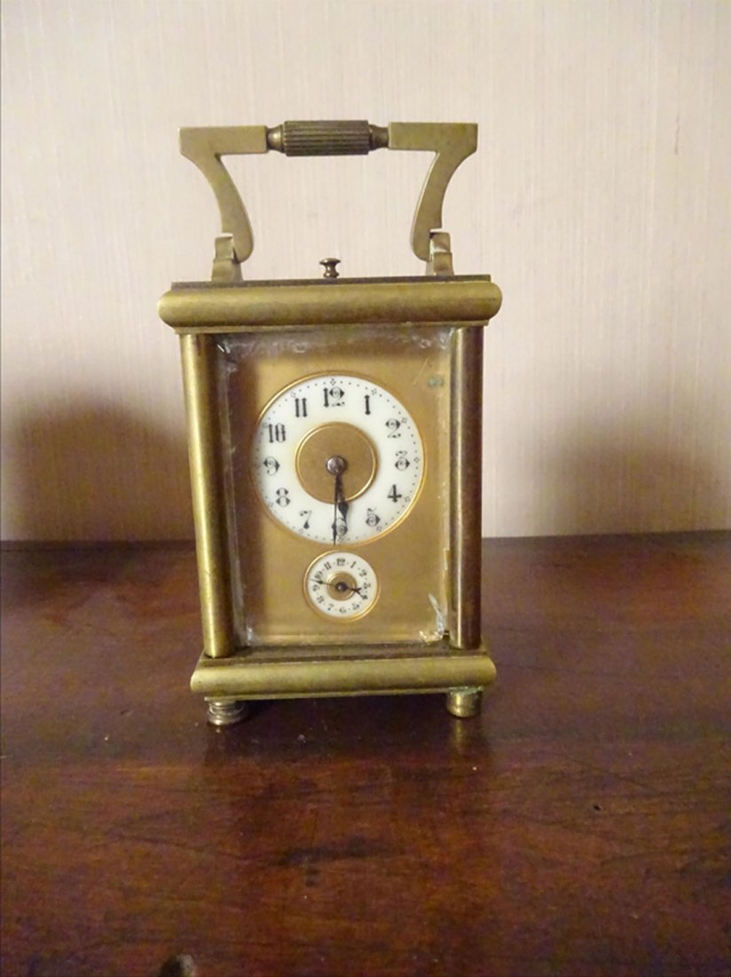 Objets d'Art: PENDULE D'OFFICIER en bronze dor dans son crin en cuir rouge (en l'tat).