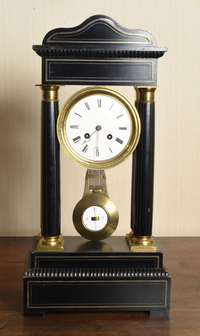 Objets d'Art: PENDULE PORTIQUE en bois noirci, cadran maill chiffres romains pour les heures, cloche. H : 53 cm l : 24 cm