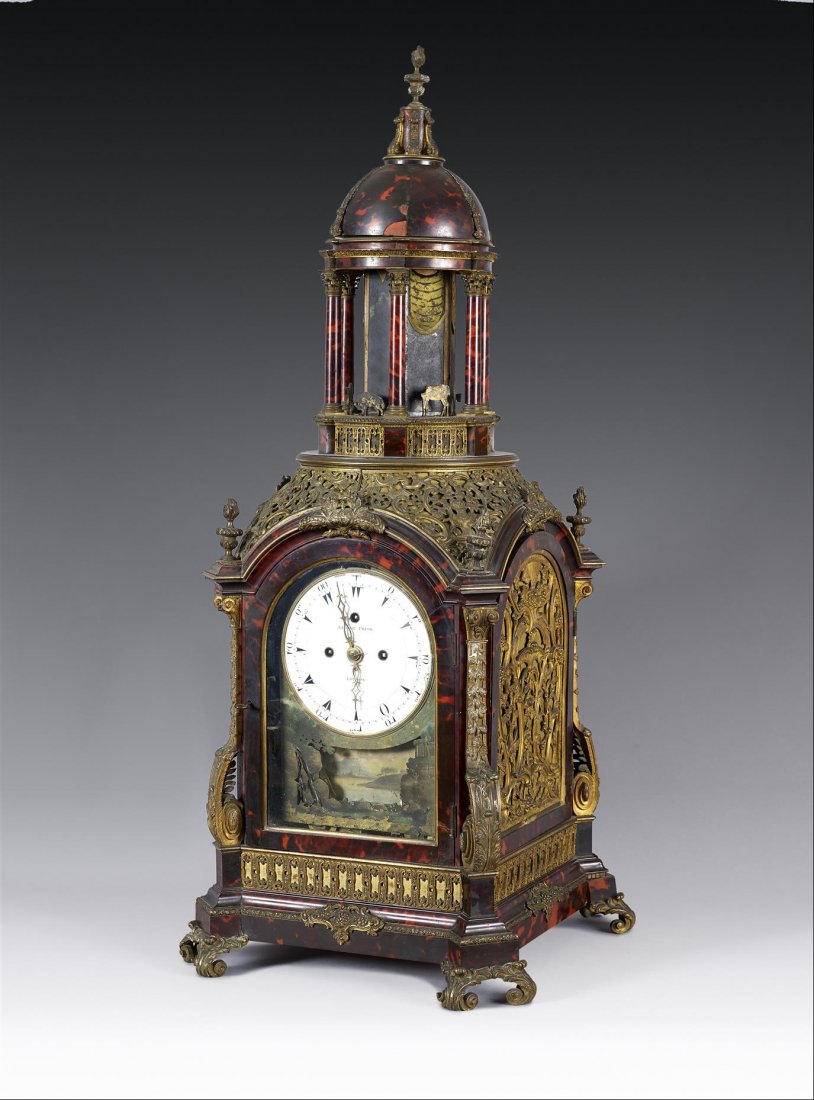 Objets d'Art: Importante et rare PENDULE automates et musique ; de forme architecture, elle est en placage d'caille sur fond rouge dcor de bronze cisel et dor et de tle peinte ; le bti en chne dit " de Hon