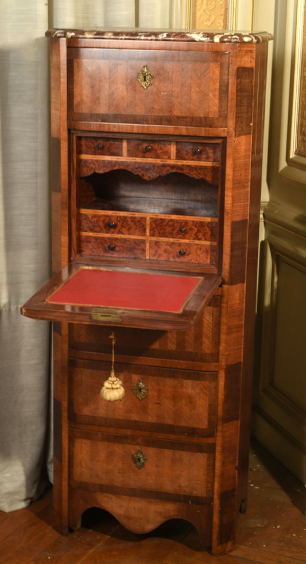 Mobilier Ancien: SECRETAIRE A ABATTANT en bois de placage dcor marquet dans des filets d'encadrement. Montants pans coups. Il ouvre un abattant. Dessus de marbre violet vein blanc. Epoque XIXe sicle. Style Lo