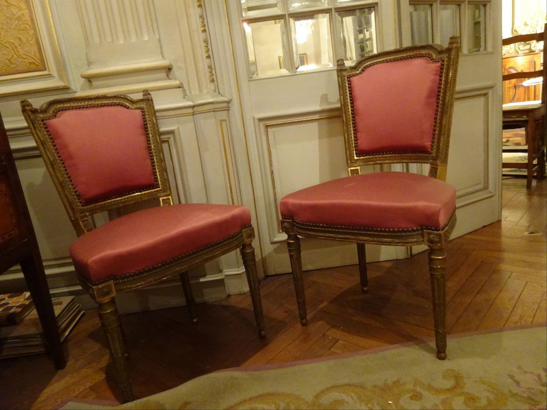 Mobilier Ancien: Paire de CHAISES cabriolets en bois moul sculpt et redor riche dcor de raies de c“ur, guirlandes de laurier et fleurettes. Elle repose sur quatre pieds cannelures rudentes. Fin du XIXe sicle.