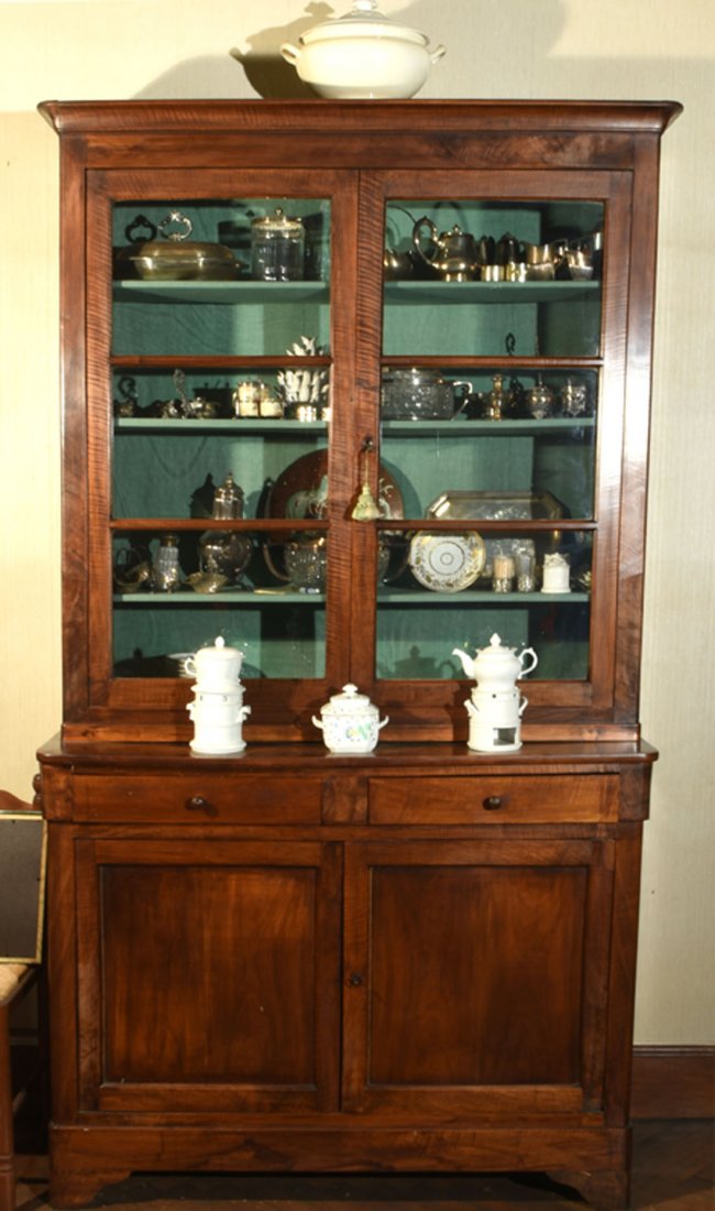 Mobilier Ancien: ARMOIRE en noyer moulur, corniche doucine, montants concaves. H : 265 cm l : 169 cm P : 74 cm