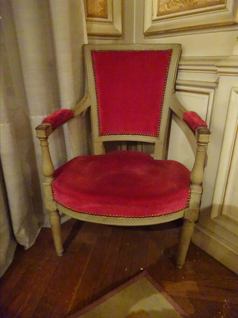 Mobilier Ancien: FAUTEUIL dossier cabriolet en bois laqu gris. Consoles d'accotoirs balustres. Epoque Directoire. Garniture de velours rouge. H : 84 cm l: 58 cm P : 48 cm