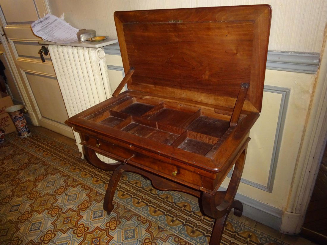 Mobilier Ancien: TABLE A OUVRAGE de forme rectangulaire en bois naturel ; elle ouvre par un abattant et un tiroir en ceinture. Pieds en X. H : 73 cm l: 86 cm P : 47 cm
