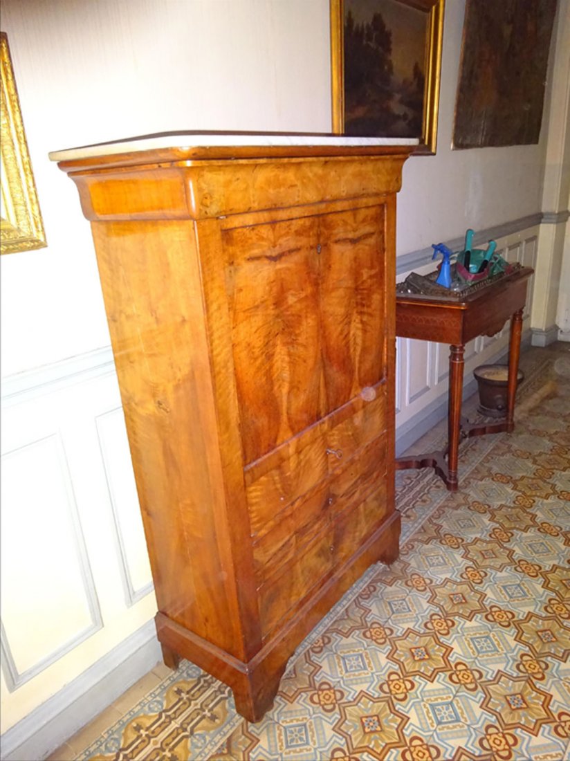 Mobilier Ancien: SECRETAIRE doucines en bois de placage. Il prsente un abattant en faade et ouvre par quatre tiroirs. Dessus de marbre blanc. Epoque XIXe sicle (lgers accidents). H : 145 cm l: 96 cm P : 42 cm