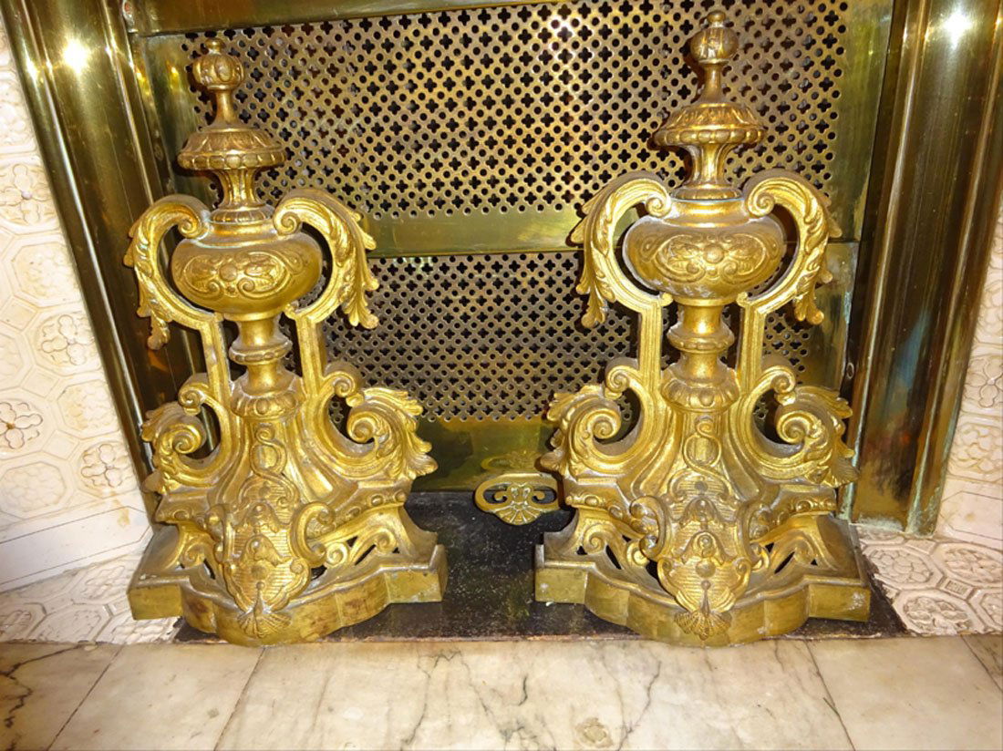 Mobilier Ancien: Paire de CHENETS en laiton dcor de plumes dans un entourage de rinceaux feuillages. H : 40 cm P : 22 cm