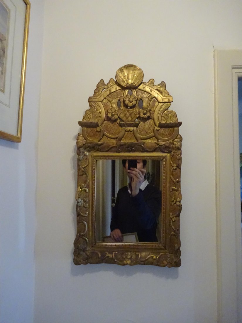 Mobilier Ancien: MIROIR en bois et stuc dor dcor d'une corbeille fleurie et d'une coquille Saint-Jacques l'amortissement. Epoque XVIIIe sicle. 58 x 31 cm