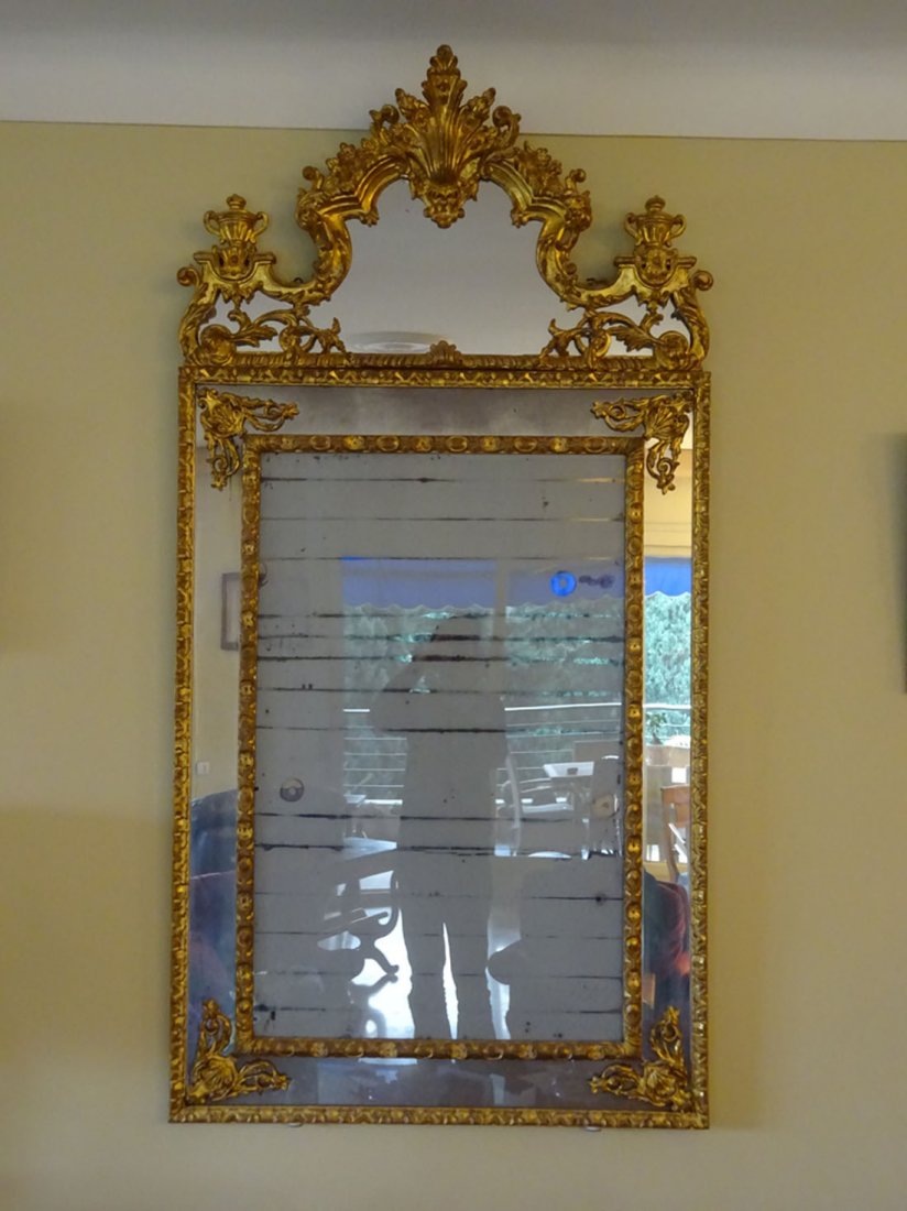 Mobilier Ancien: MIROIR rectangulaire parcloses en bois et stuc dor dcor d'oves et d'agrafes feuillages ; le fronton prsente des guirlandes de feuilles d'acanthes et deux vases couverts anses en partie latral