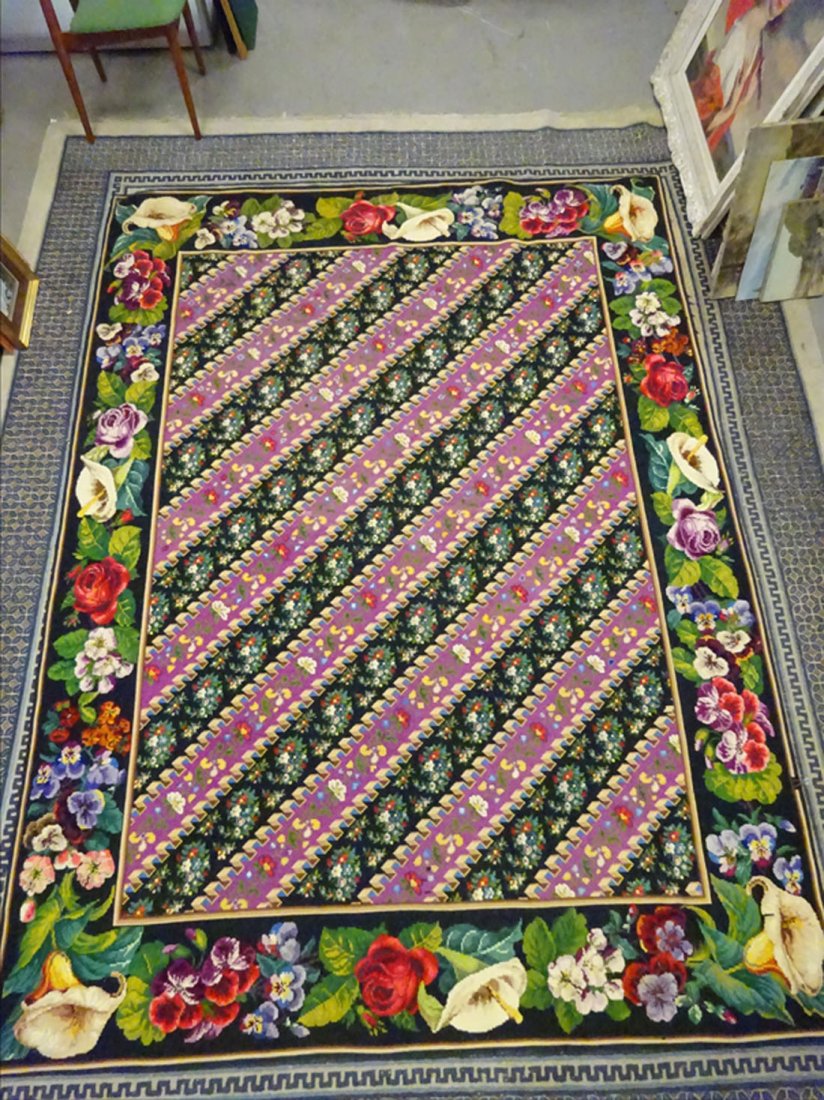Objets d'Art: TENTURE / tapis aux petits points motif de fleurs dans des tons rouges, roses, mauves, blancs et verts sur fond noir et rose, le centre motifs gomtriques, importante bordure, doubl par endroits.