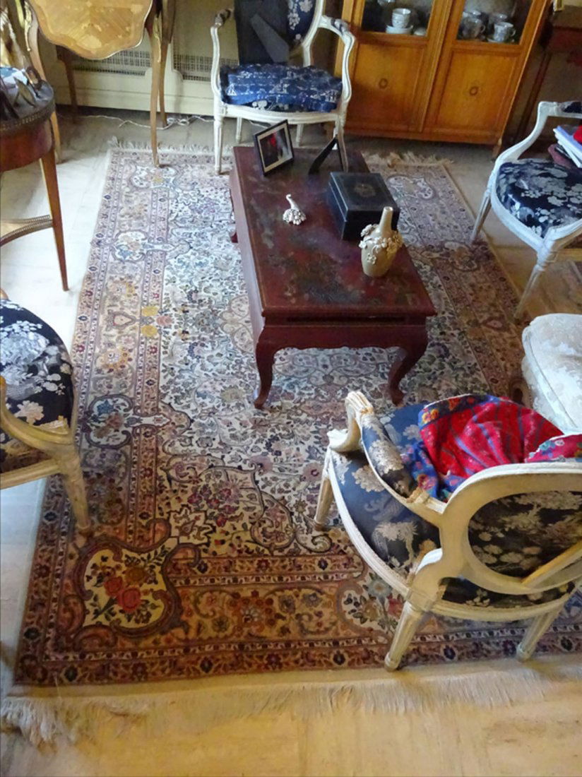 Tapis - Tapisseries - Tentures: TAPIS Persan orn d'un mdaillon central lotus sur fond crme, bordure florale sur fond beige. 256 x 170 cm