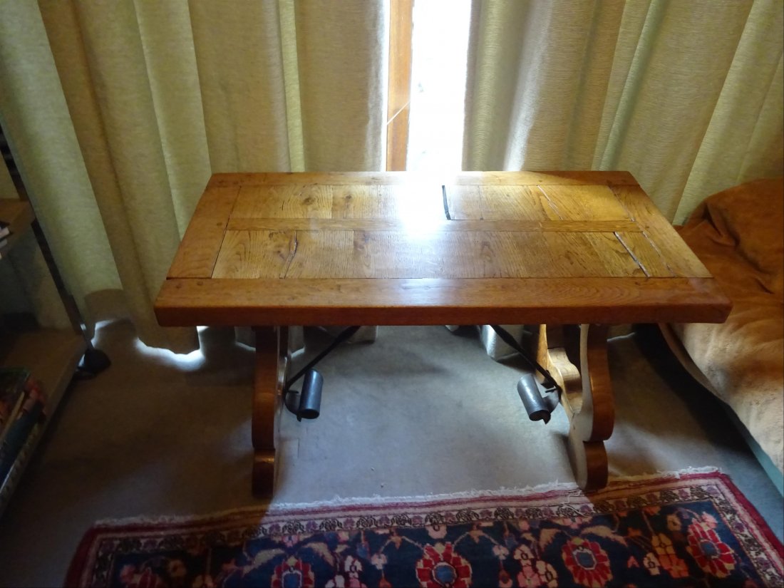 Mobilier Ancien: TABLE espagnole en bois naturel, entretoise en fer. Epoque fin XVIIe - dbut XVIIIe sicle. H : 55 cm l : 90 cm P : 46 cm