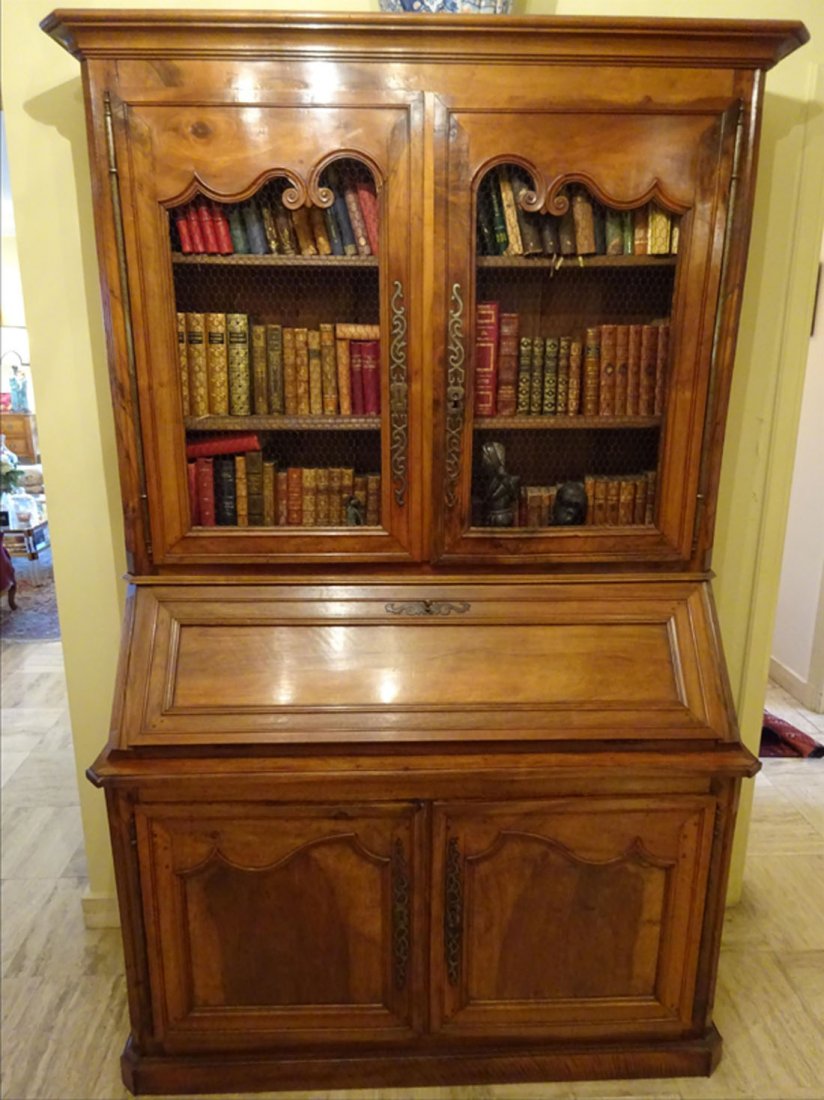 Mobilier Ancien: BUFFET-SCRIBAN formant bibliothque en noyer moulur ; ouvre un abattant et deux vantaux en partie basse, deux portes grillages en partie haute ; corniche degrs ; repose sur une plinthe. Travai