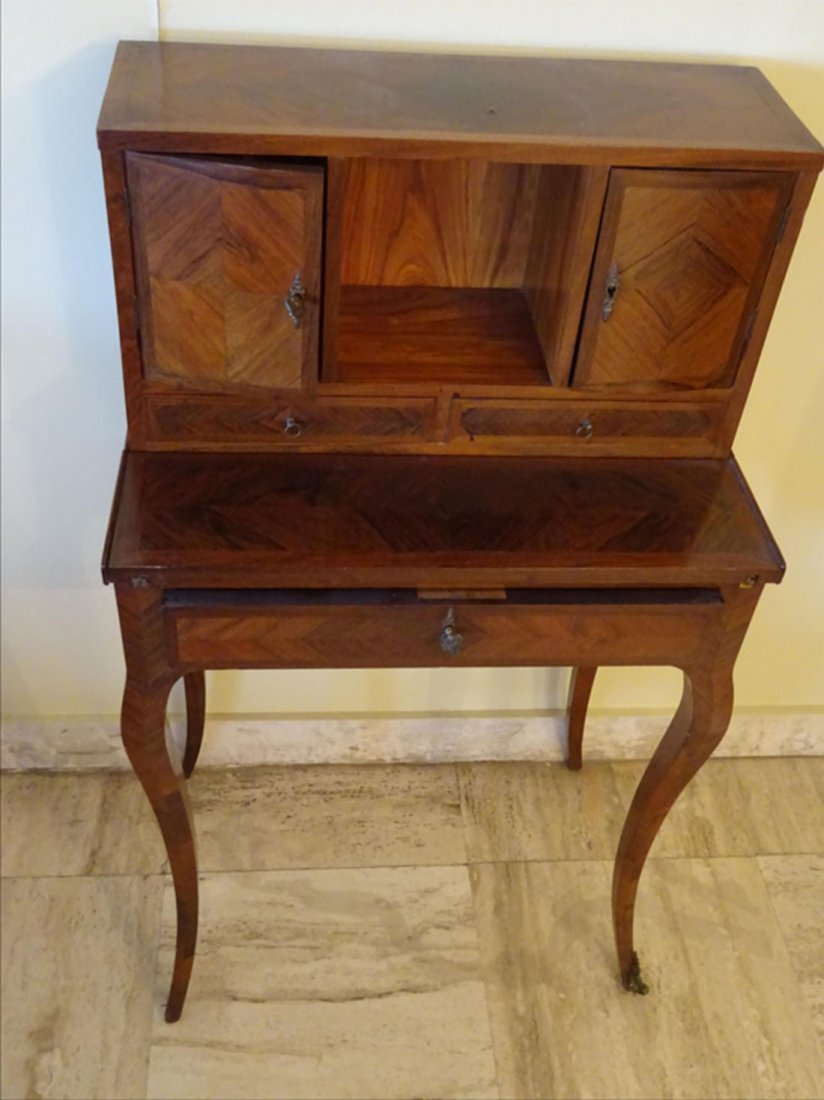 Mobilier Ancien: BONHEUR DU JOUR en bois de placage dcor marquet en feuilles dans des filets d'encadrement ; il ouvre un tiroir en ceinture, deux tiroirs suprieurs et deux vantaux ; repose sur pieds galbs. H : 1