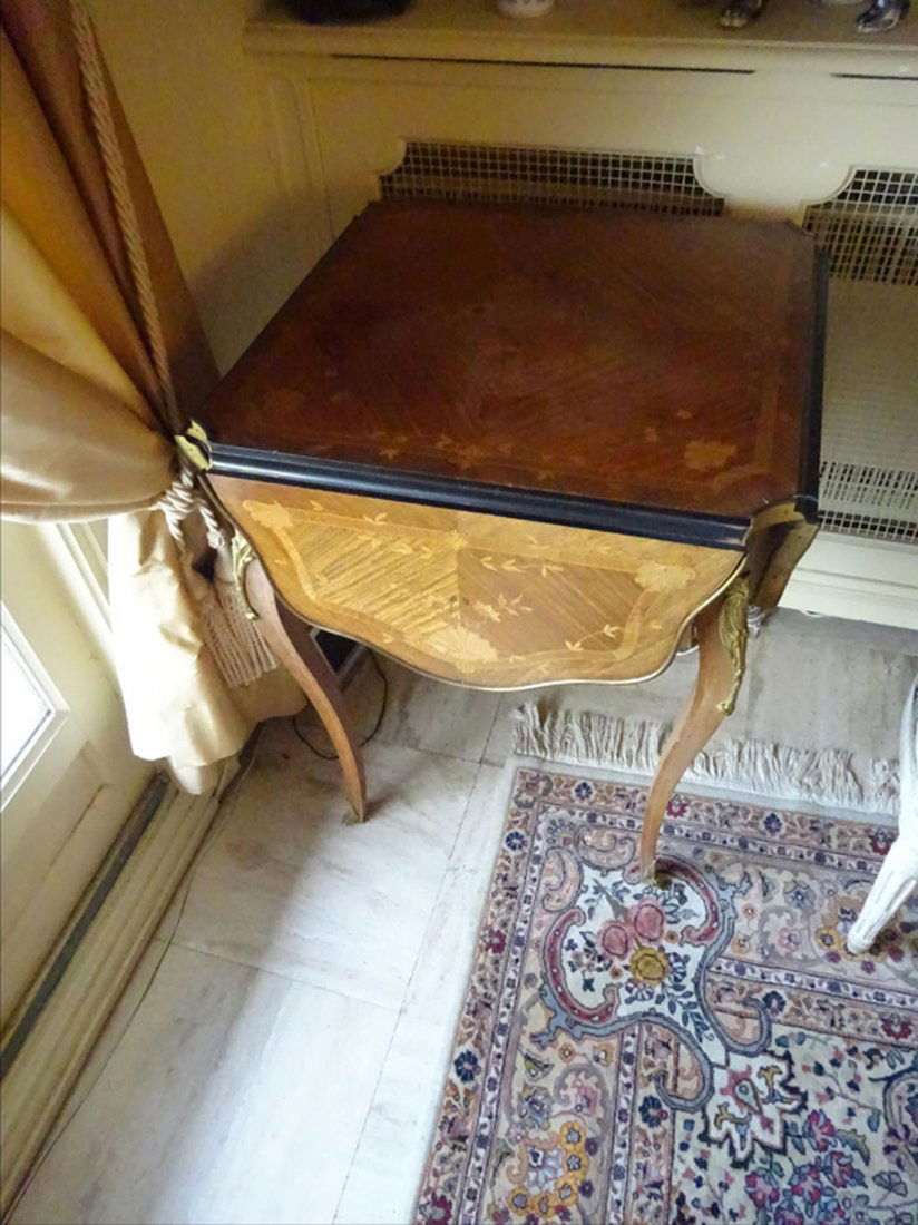 Mobilier Ancien: TABLE DE SALON de section carre quatre volets en bois de placage dcor marquet de bouquets fleuris et de coquilles ; repose sur quatre pieds galbs ; ornementation de bronzes cisels et dors Rocail