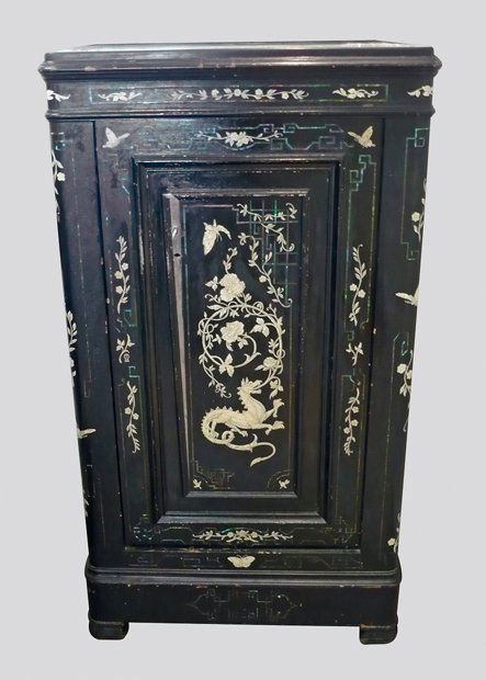 Mobilier Ancien: COFFRE FICHET dcor peint l€™imitation de l€™ivoire et reflets nacrs sinisant. Serrure invisible. Epoque XIXe sicle. 121 x 66 x 51 cm