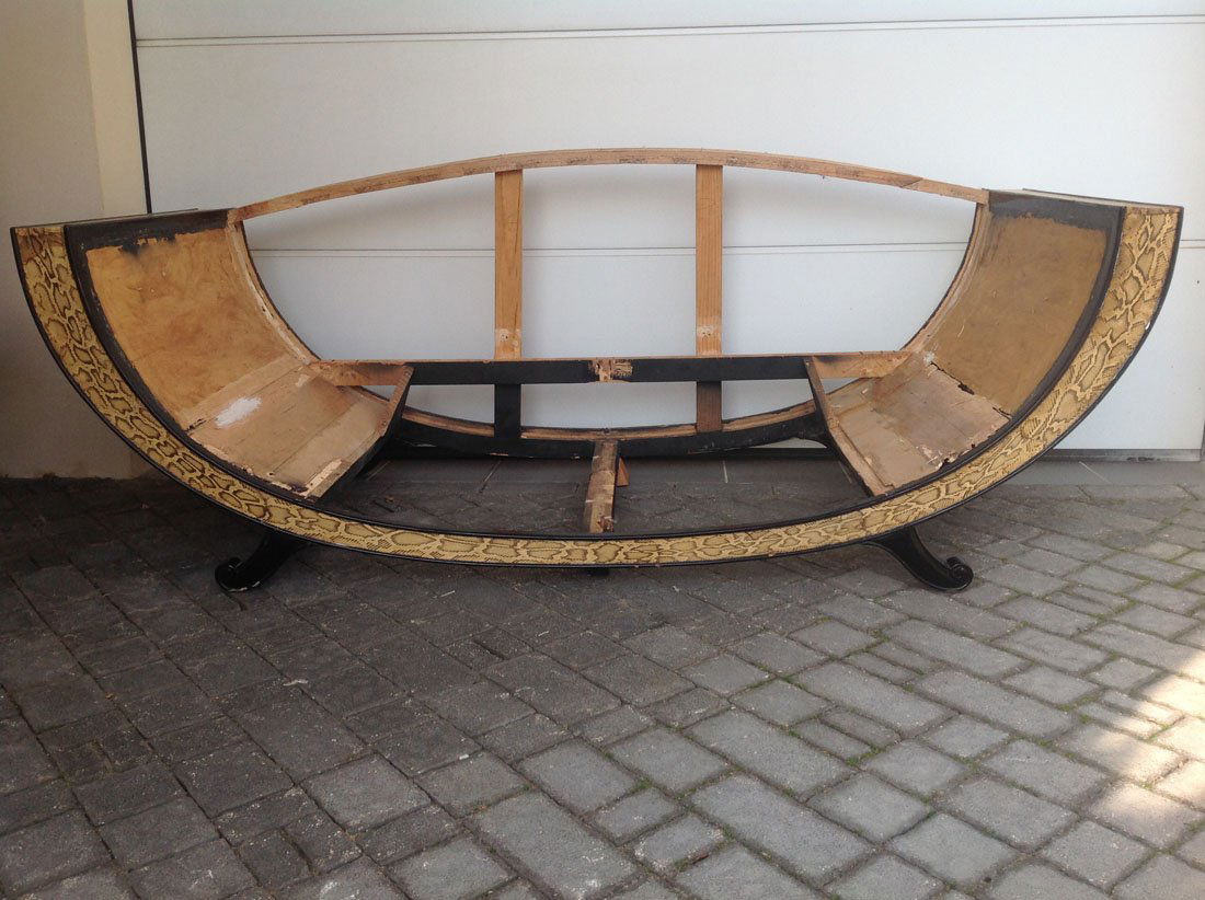 FRENCH ART DECO SOFA IN THE MANNER OF MARCEL COARD: TRAVAIL FRANCAIS, de style Art Dco Elgante armature de sofa / canap ; de forme cintre, elle repose sur pieds enroulements ; bois laqu noir et placage de peau de serpent. H: 80 cm - l: 201 cm - P: 8