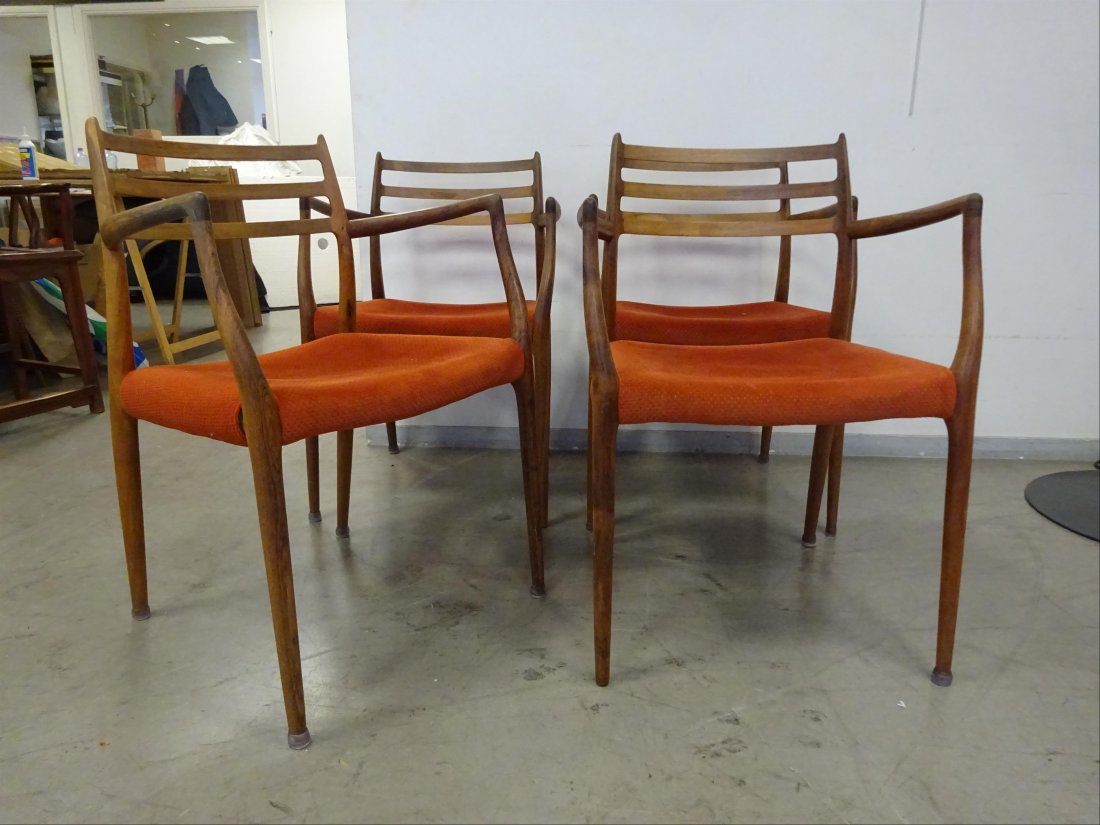 Design: Niels Otto M˜LLER / MOLLER / M–LLER (attribu ) Suite de quatre fauteuils en bois massif de palissandre de Rio aux assises garnies de tissu bordeaux (griffures sur le plateau). H (assise): 45 cm -