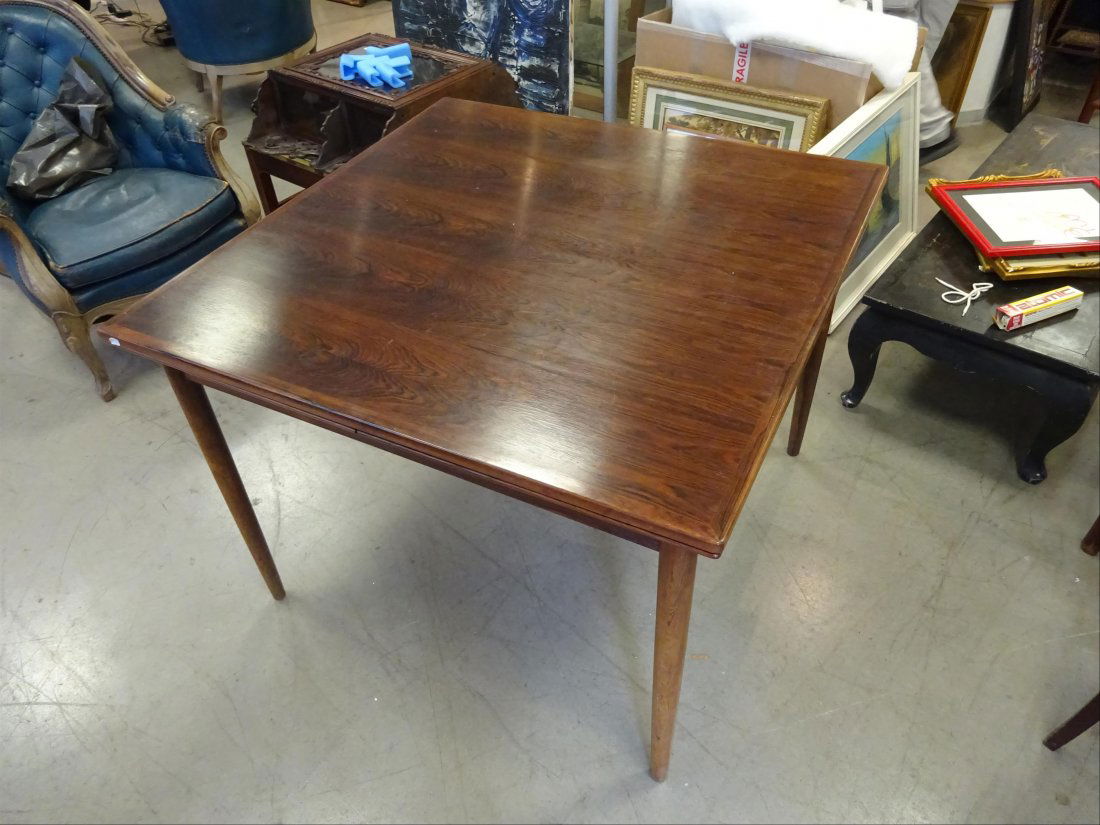 Design: Niels Otto M˜LLER / MOLLER / M–LLER (attribu ) Table de salle manger en palissandre de Rio plateau de section carre et deux tirettes formant rallonges (plateau en bois de placage, pieds en