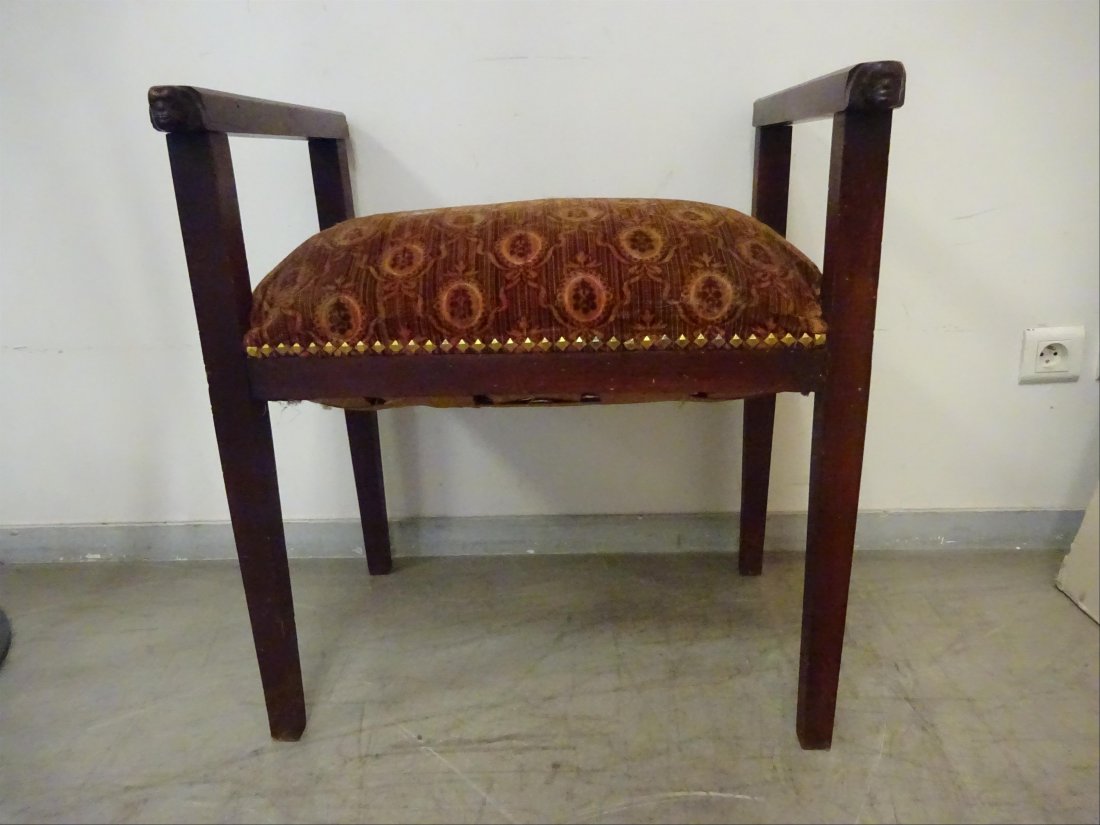 Design: TRAVAIL FRANCAIS, des annes 30-40 Tabouret / sige accotoirs en htre teint, les accoitoirs aux extrmits sculptes de faces egyptisantes, garniture et sellerie d'poque. H: 66 cm - l: 61 cm - P: 48 cm