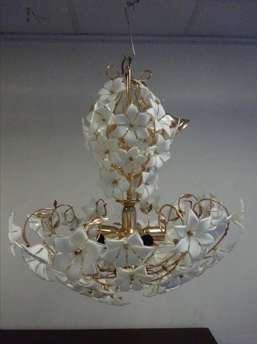 Design: MURANO Lustre corbeille orn de fleurs. Travail des annes 80-90. A MURANO 'FLOWER' BASKET CHANDELIER