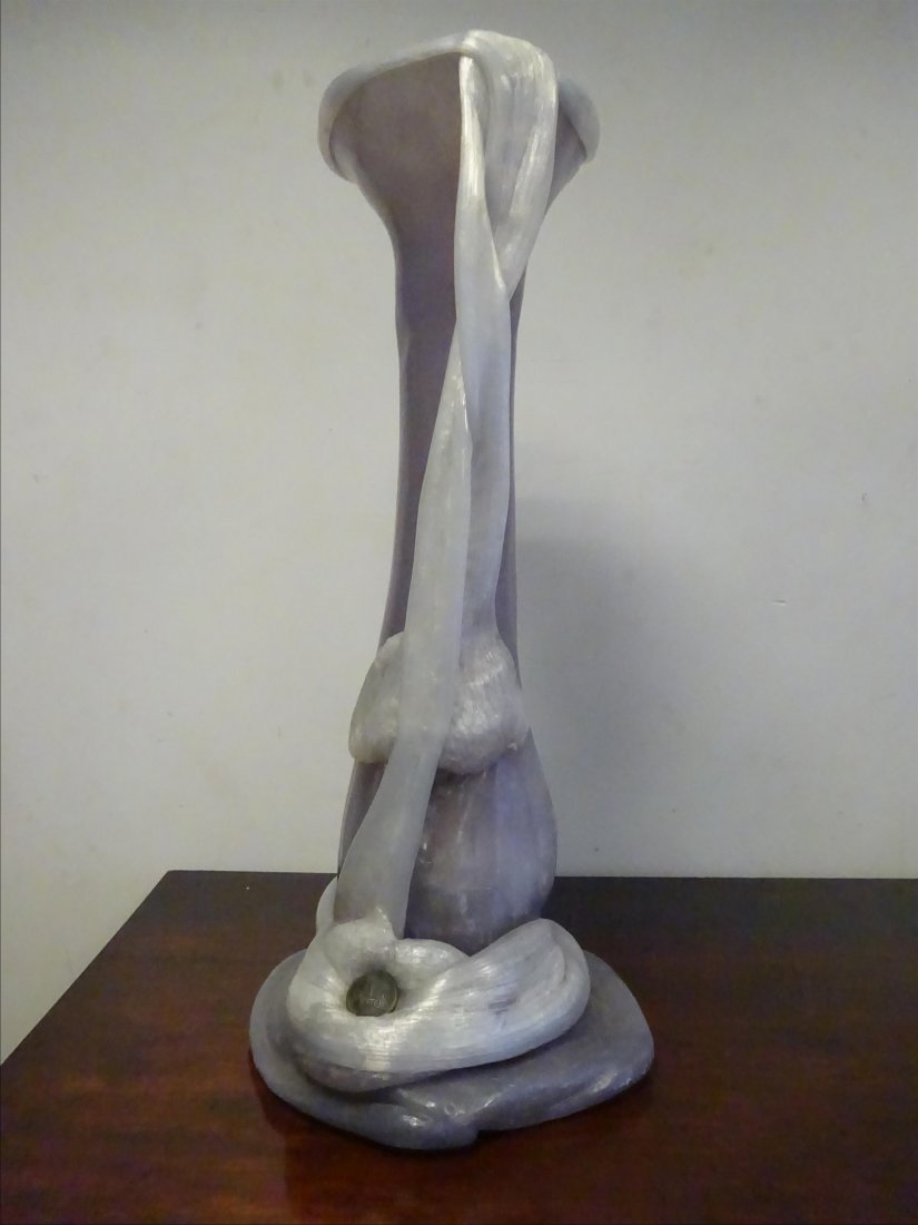 Design: Rmo PINTUS (1938-2002) Grande vase scuptural Polyester Cachet de l'artiste au devant H: 63 cm A LARGE POLYESTER VASE BY REMO PINTUS