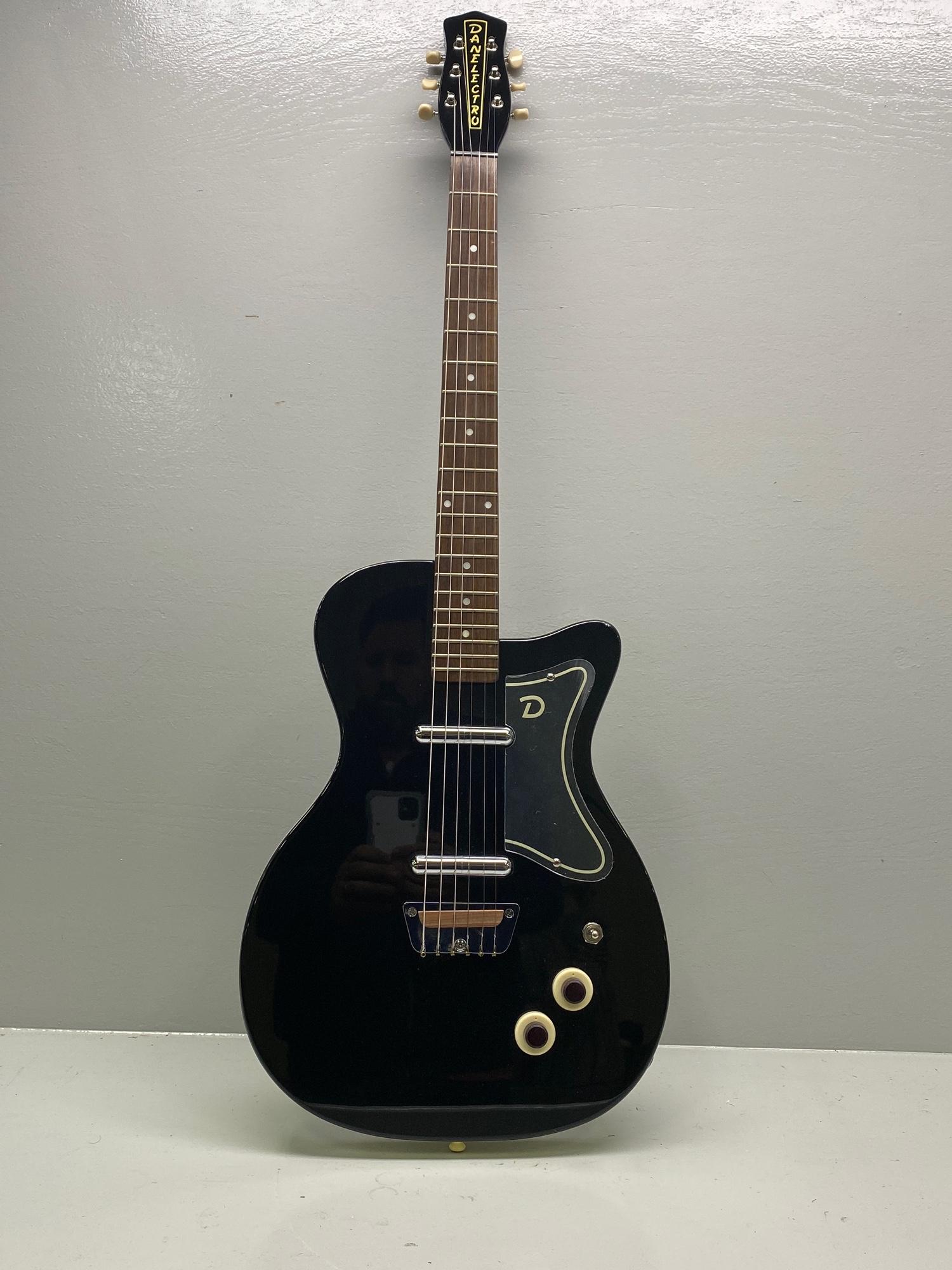 Danelectro model 56 U2 jet black (1 of 15)